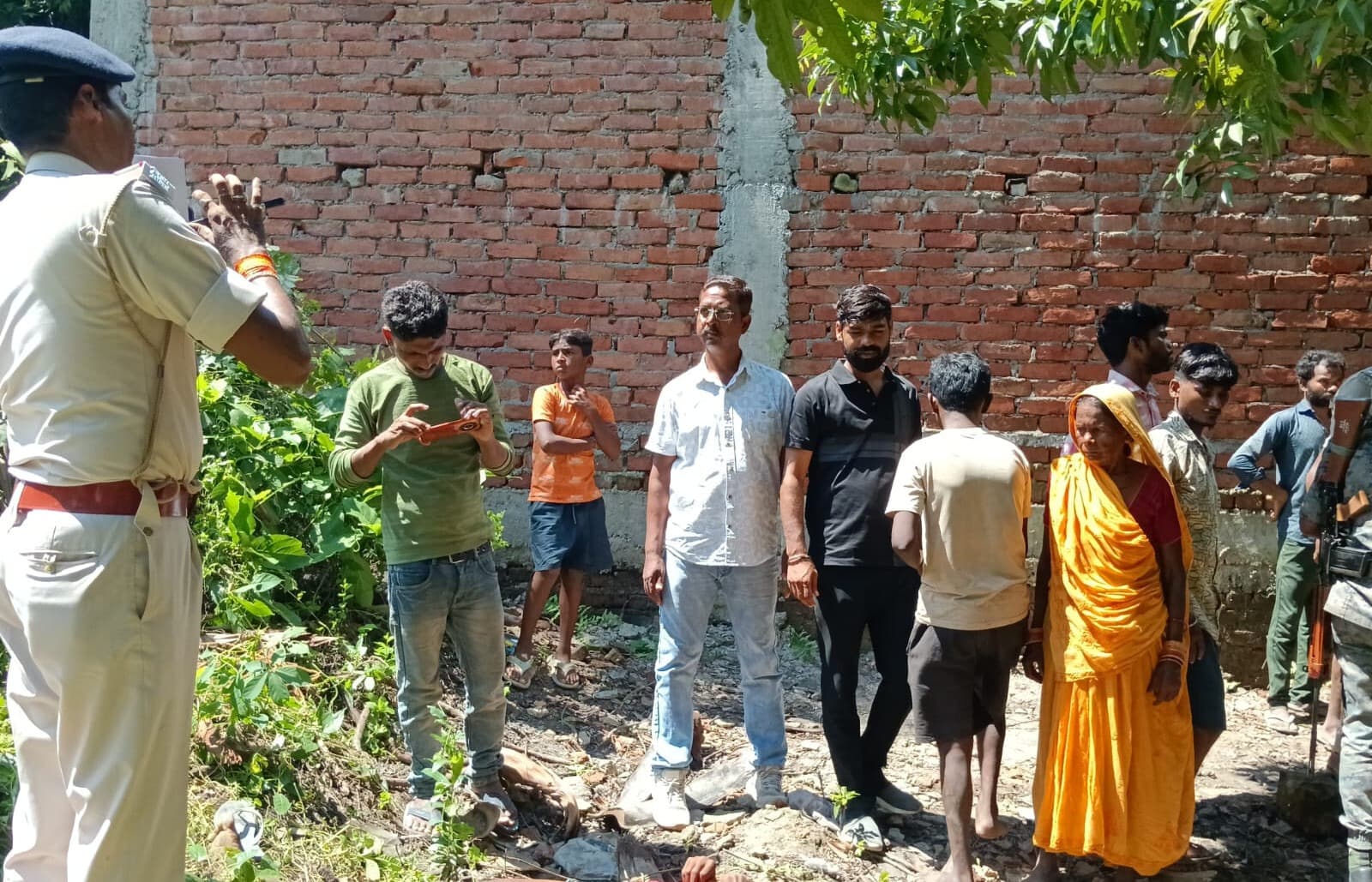 बेला में तार के पेड़ से गिरकर मजदूर की मौत, परिजनों में मची चीत्कार