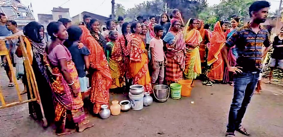 दुर्गापूजा में भी पेयजल को लेकर पथावरोध जारी, टैब्लो पर कसा तंज