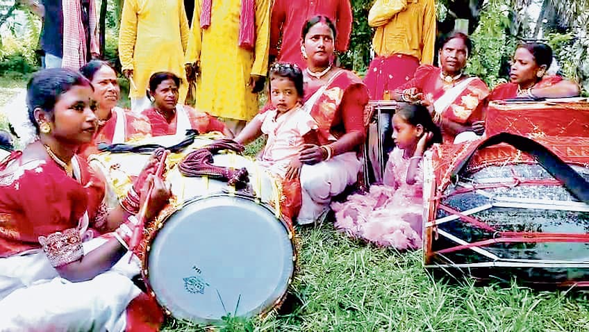 अबकी दुर्गापूजा में धेनुआ गांव की महिला ढाकी टीम मचायेगी धमाल