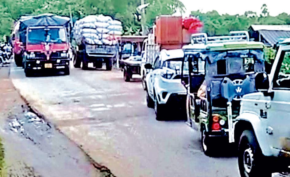 जर्जर सड़क के खिलाफ ग्रामीणों ने किया अवरोध