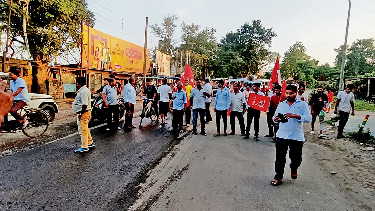 सड़क मरम्मत के लिए माकपा ने किया चक्काजाम, चाहते हैं, बने ओवरब्रिज भी