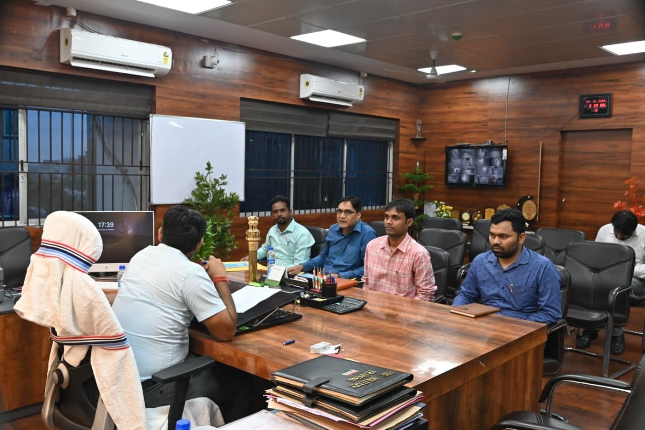 Giridih News : डीसी ने की नगर निकायों में संचालित योजनाओं की समीक्षा