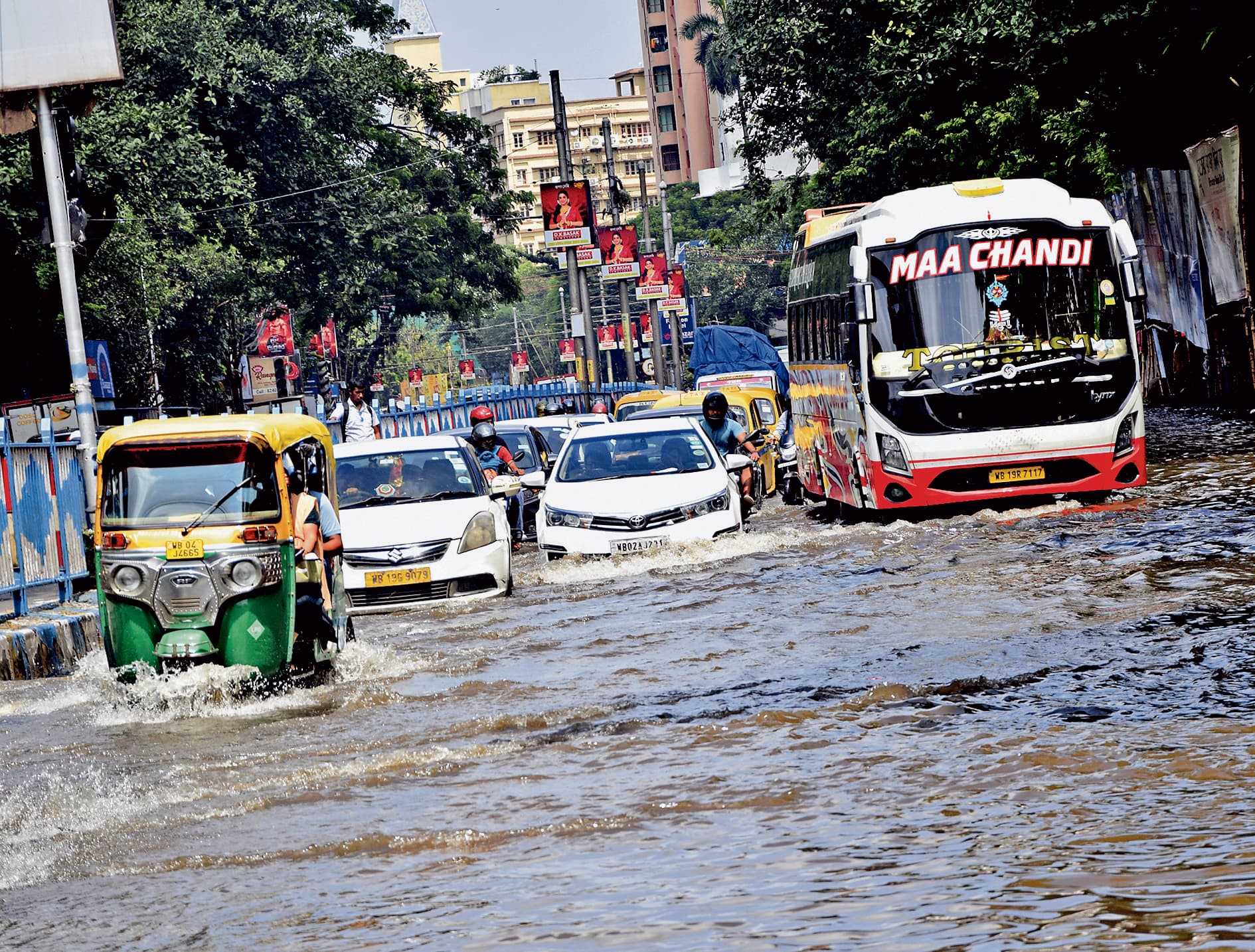 अब भी महानगर के कई इलाके जलमग्न