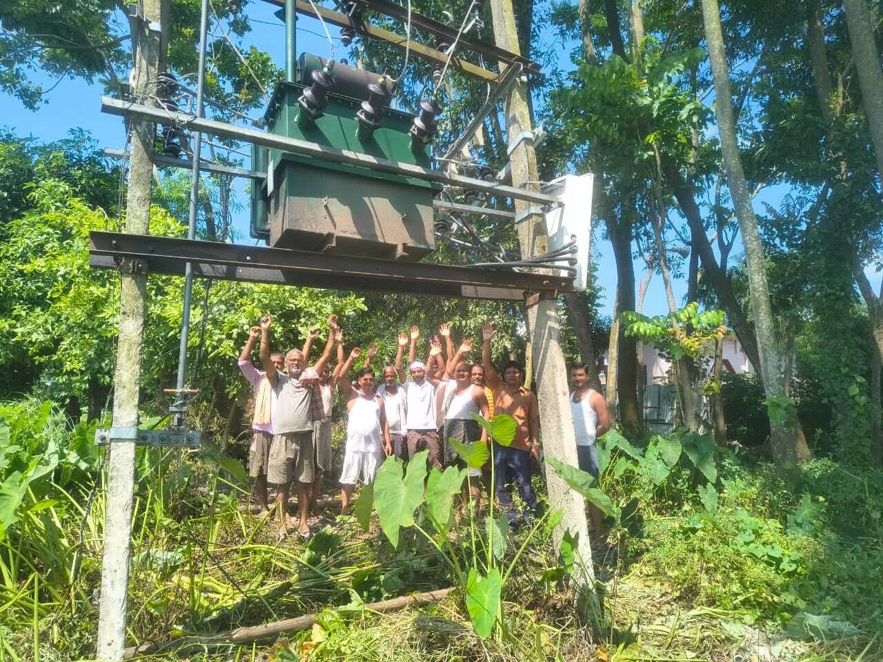 बार-बार ट्रांसफार्मर जलने से ग्रामीण परेशान, किया प्रदर्शन