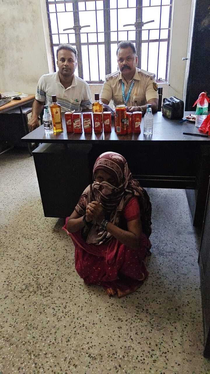 4.49 लीटर विदेशी शराब बरामद, एक महिला गिरफ्तार