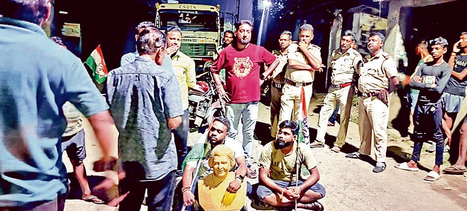 डिशेरगढ़ हुसैनिया मोड़ पर पूर्व प्रधानमंत्री की मूर्ति तोड़े जाने से फैला तनाव