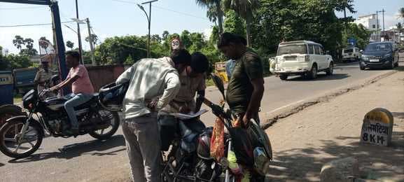 महागामा में वाहन जांच अभियान जारी, 32 वाहनों की हुई जांच