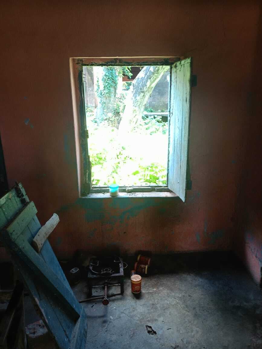 चरवाहा प्राथमिक विद्यालय, उदाकिशुनगंज में चोरों ने की चोरी