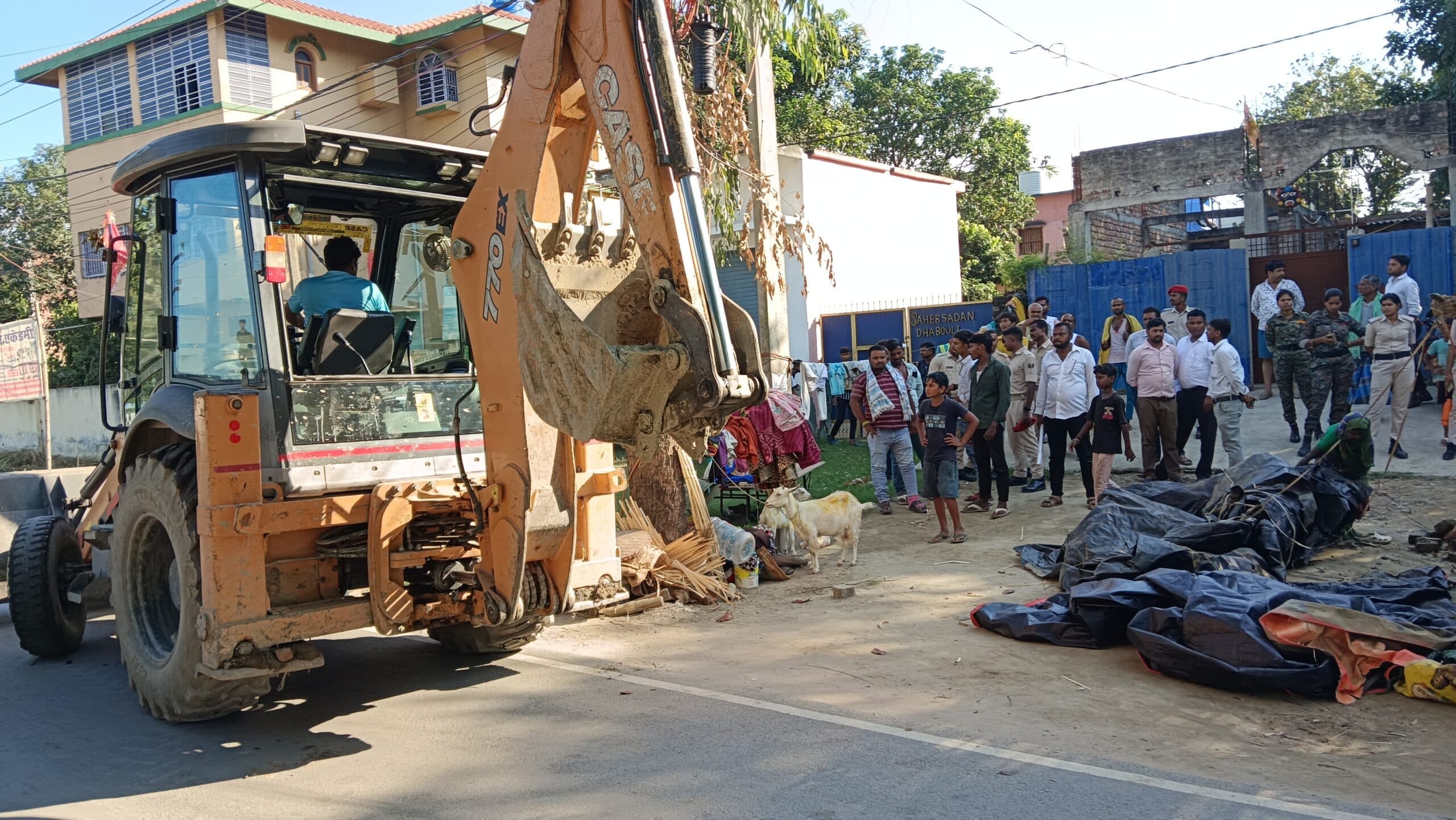 कोर्ट के आदेश पर हटाया गया अतिक्रमण, मची अफरा-तफरी