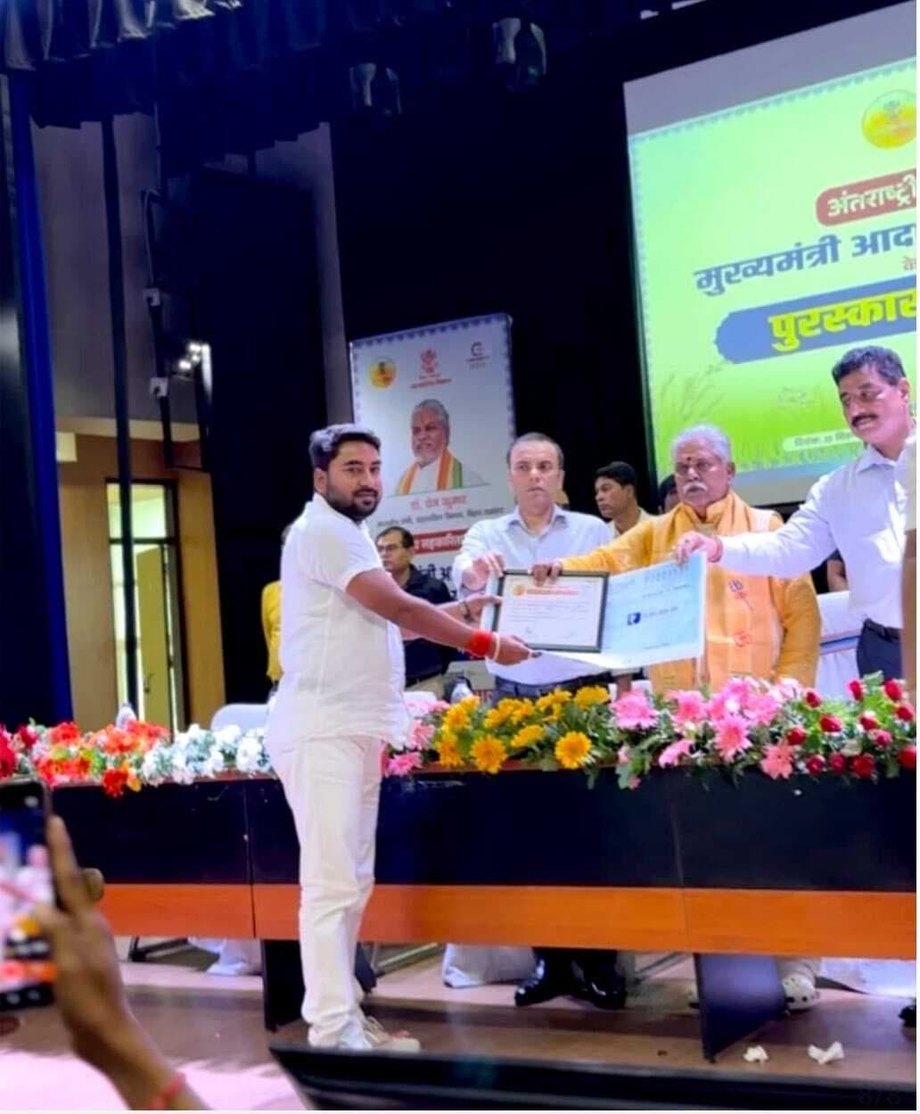 मुरलीगंज के तमौट परसा पैक्स अध्यक्ष को मिला राज्यस्तरीय सम्मान