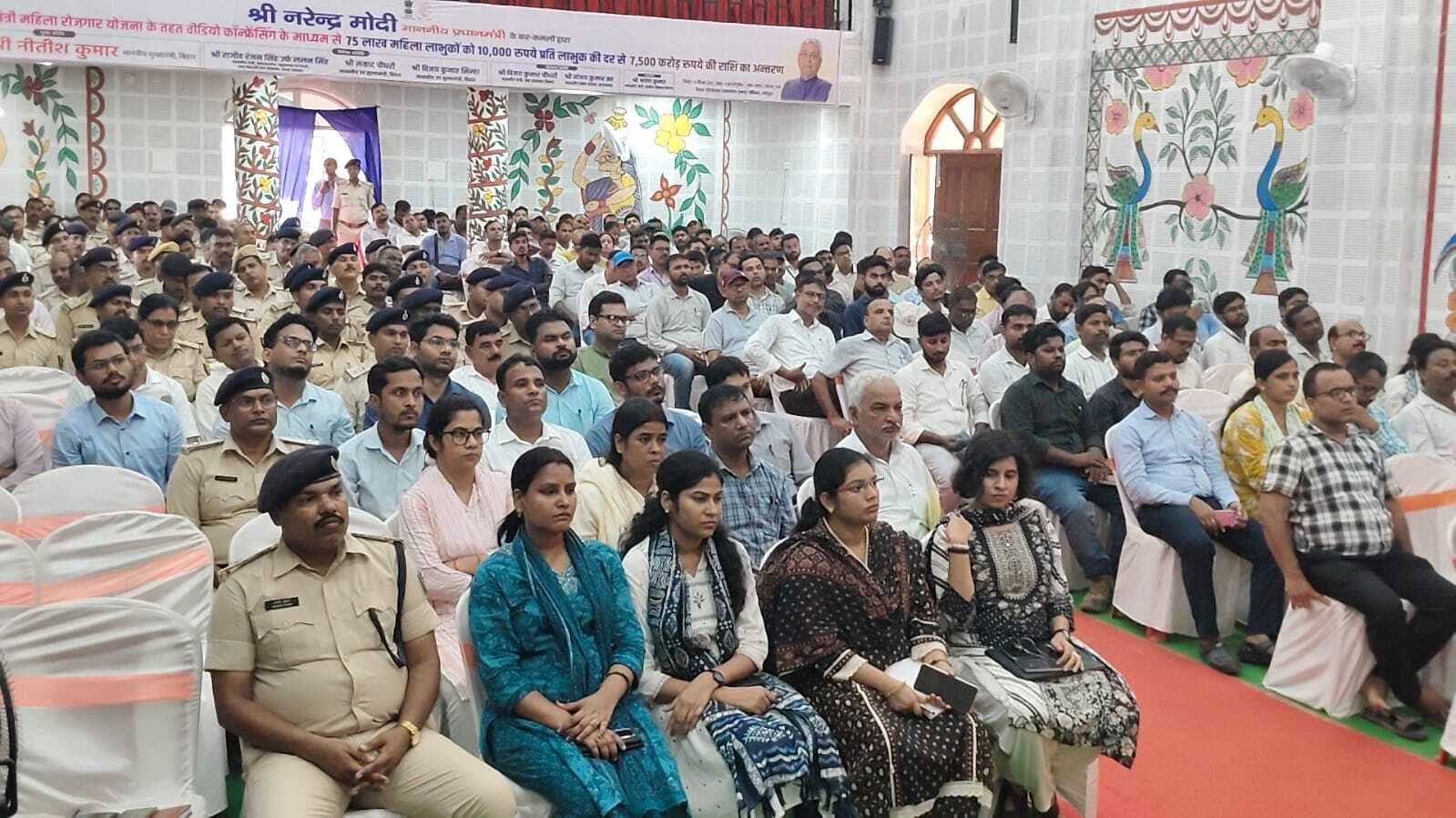 भीड़भाड़ वाले पूजा पंडाल में चौकस रहे अधिकारी- डीएम