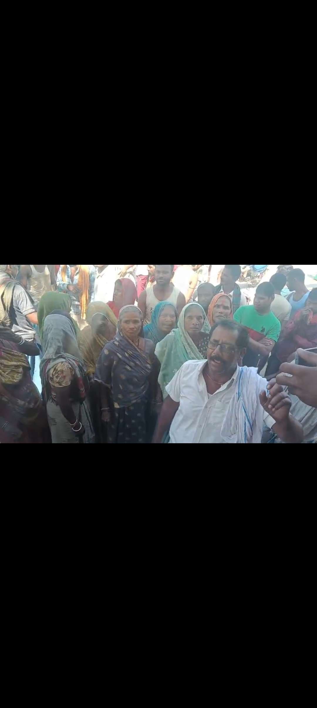 बिजली संकट को लेकर ग्रामीणों का प्रदर्शन