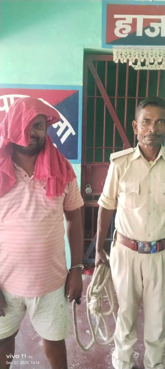 12 लीटर देसी चुलाई शराब के साथ तस्कर गिरफ्तार