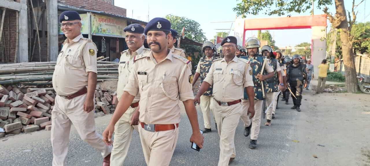 दशहरा में शांति व्यवस्था बनाये रखने के लिए पुलिस प्रशासन ने किया फ्लैग मार्च