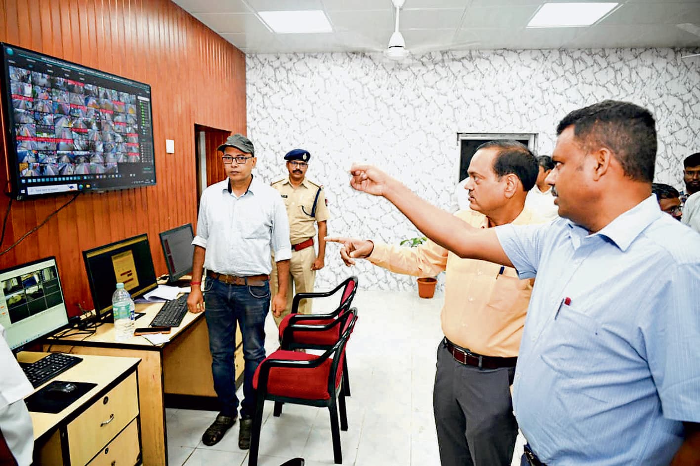 सियालदह स्टेशन पर यात्रियों की सुरक्षा के लिए कंट्रोल रूम