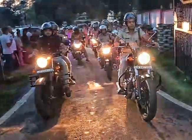 Dhanbad News: प्रशासन ने बाइक से निकला फ्लैग मार्च