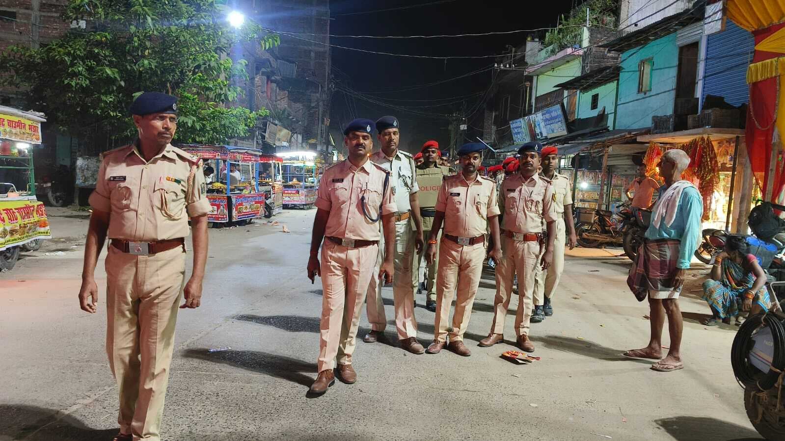 दुर्गा पूजा को लेकर पुलिस ने किया फ्लैग मार्च