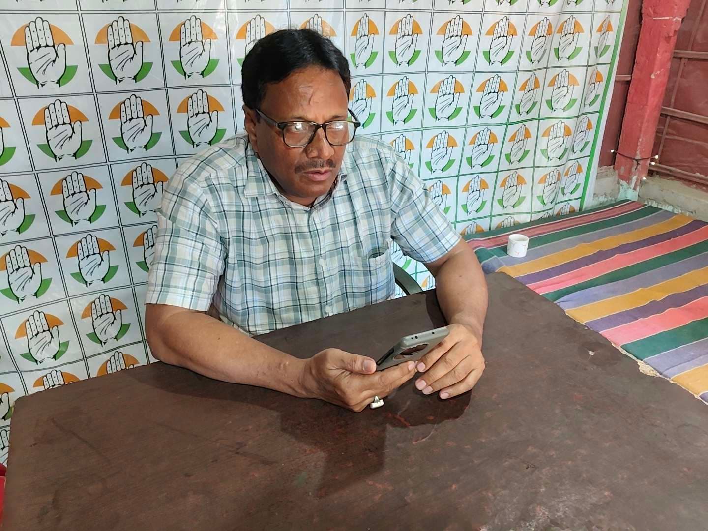 दुर्गा पूजा को ले विद्युत व्यव्स्था को सुधारने विधायक ने अधिकारी से बात