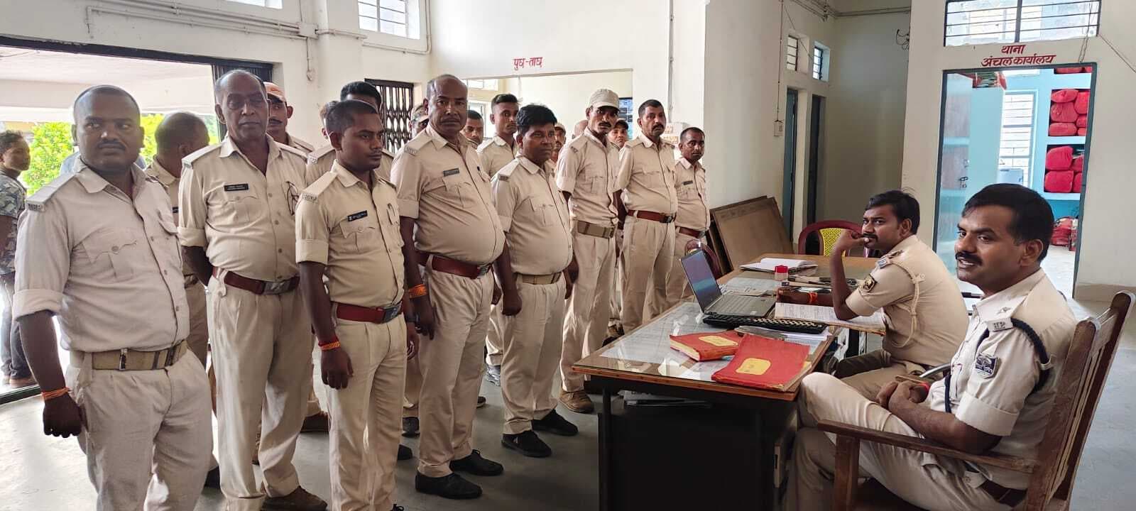 थाना में चौकीदारों का हुआ सप्ताहिक परेड, थानाध्यक्ष ने दिये निर्देश