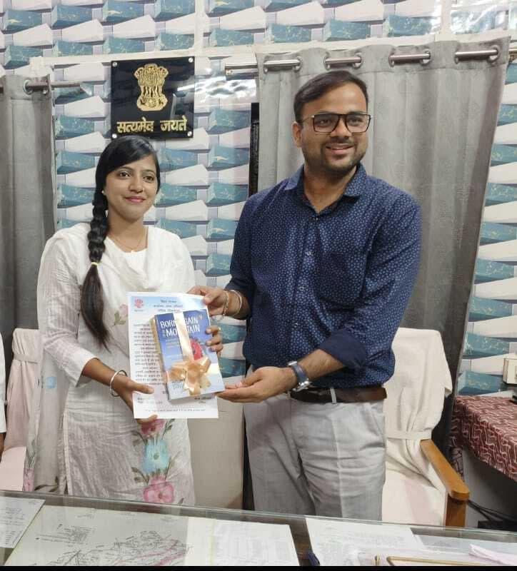 सीओ ने प्रशस्ति पत्र देकर शिक्षिका निधि को सम्मानित किया