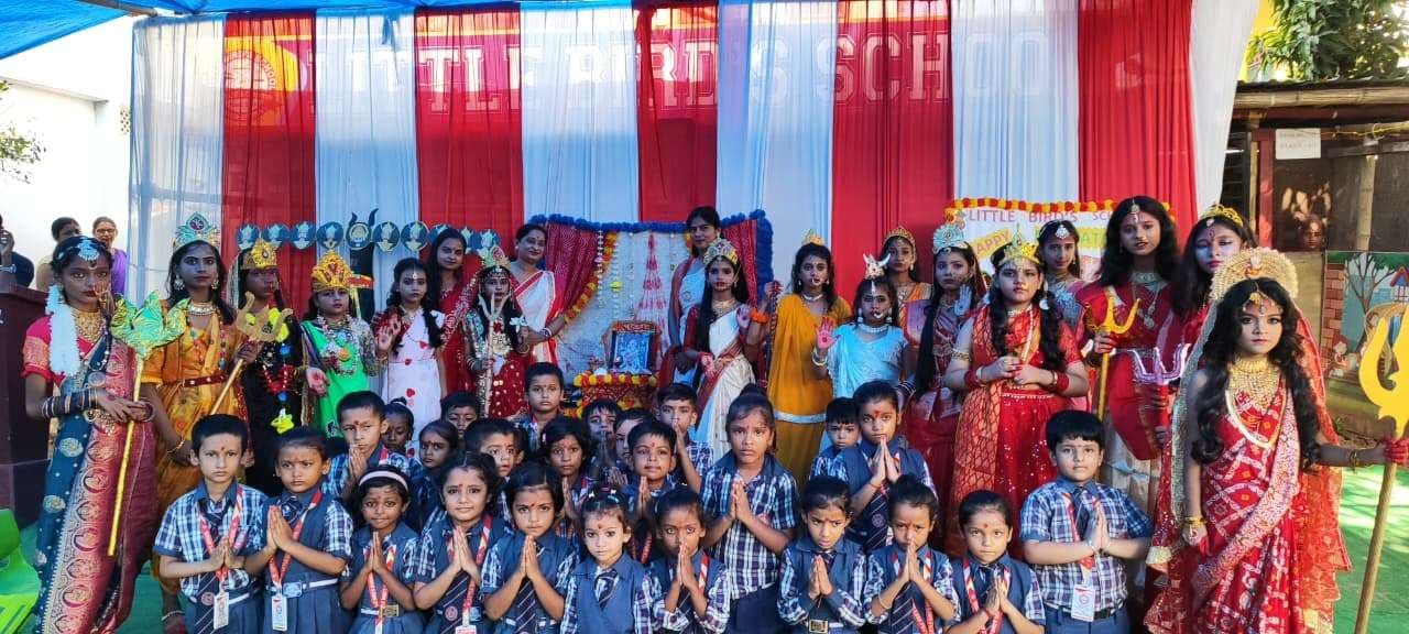 स्कूली बच्चों ने दी प्रस्तुति, दुर्गा पूजा का हुआ आयोजन