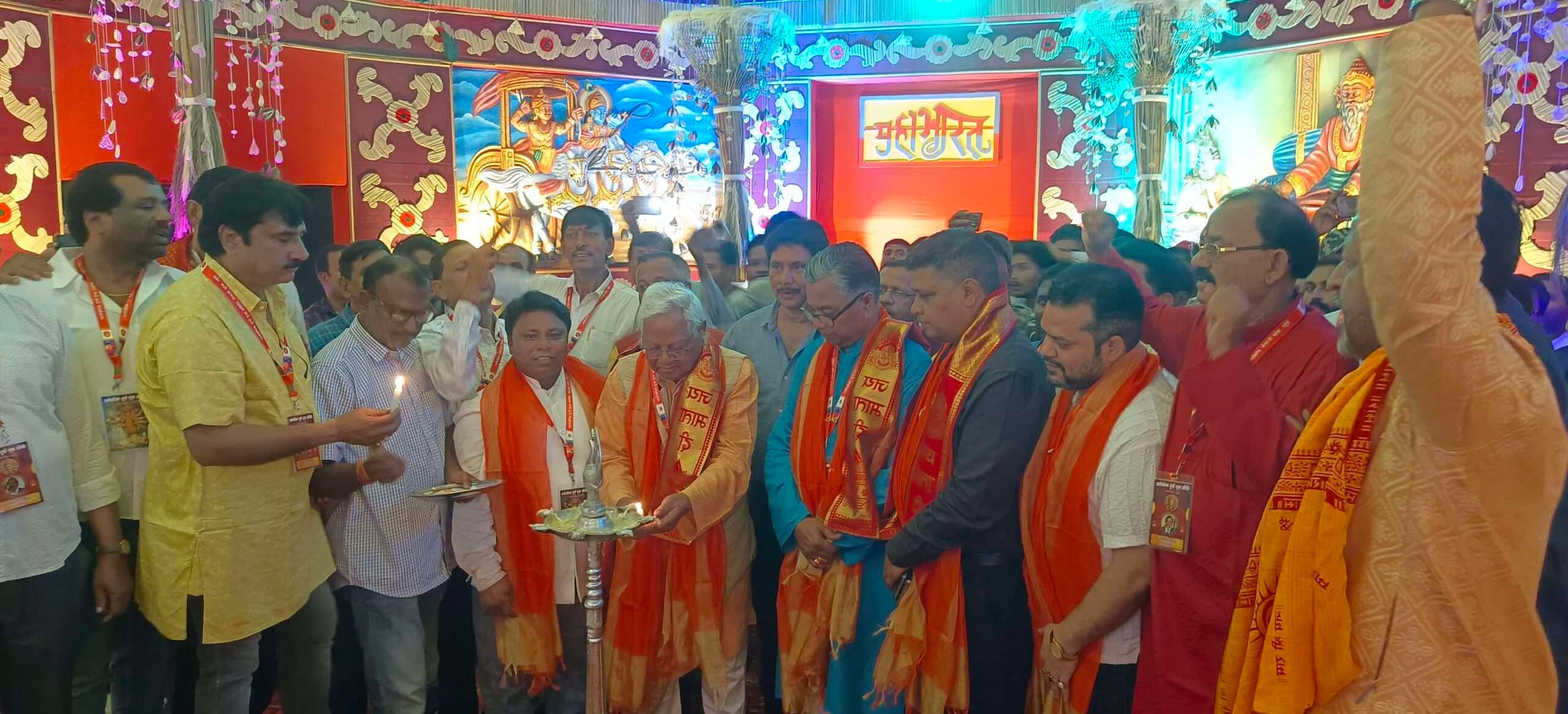 सार्वजनिक दुर्गा पूजा समिति नेताजी चौक के पूजा पंडाल का खुला पट, उमड़ी भीड़