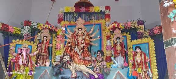 दुर्गा पूजा की छटा से गूंजा गोड्डा, मां के दर्शन को उमड़ा श्रद्धालुओं का सैलाब