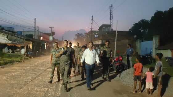 ललमटिया पुलिस ने किया फ्लैग मार्च, दुर्गा पूजा को शांतिपूर्ण ढंग से संपन्न कराने की अपील