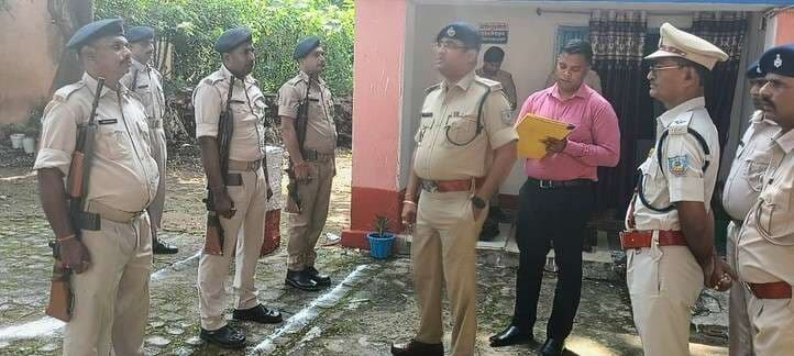 एसपी ने किया पथरगामा पुलिस निरीक्षक कार्यालय का निरीक्षण