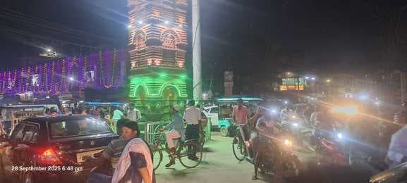 दुर्गा पूजा को लेकर बाजारों व मंदिरों में भीड़, पुलिस नदारद