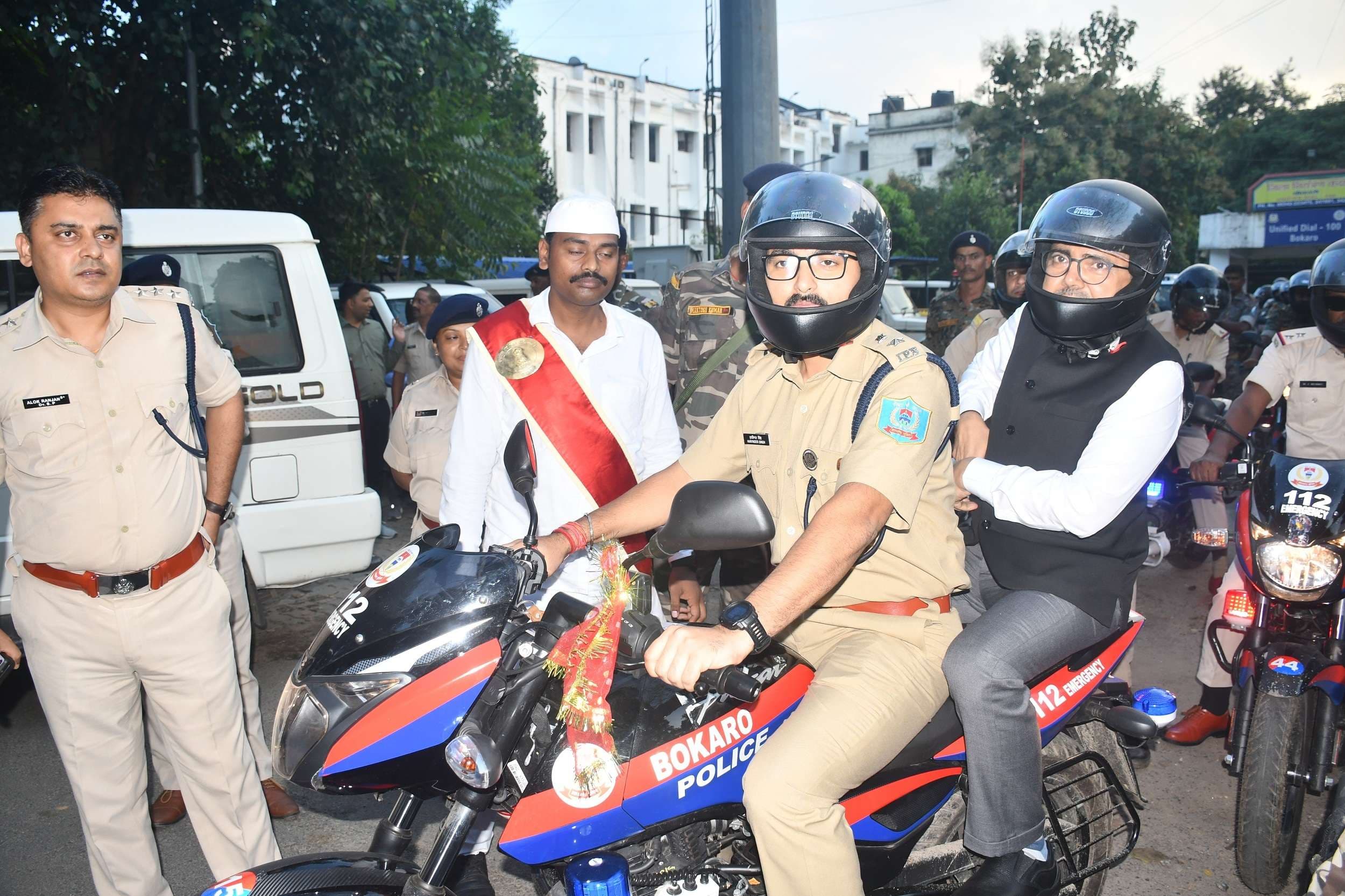 Bokaro News : डीसी-एसपी ने बाइक से भ्रमण कर लिया विधि-व्यवस्था का जायजा