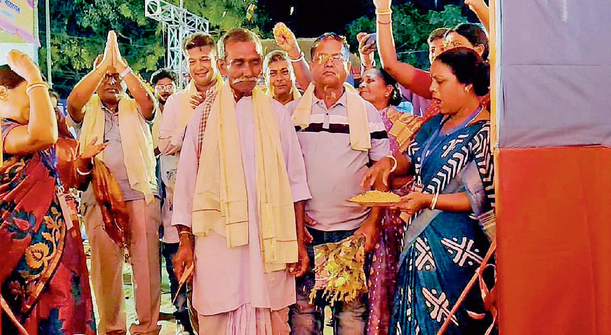 रिक्शा चालक के हाथों दुर्गापूजा मंडप का उद्घाटन करवा कर दिया अनोखा संदेश