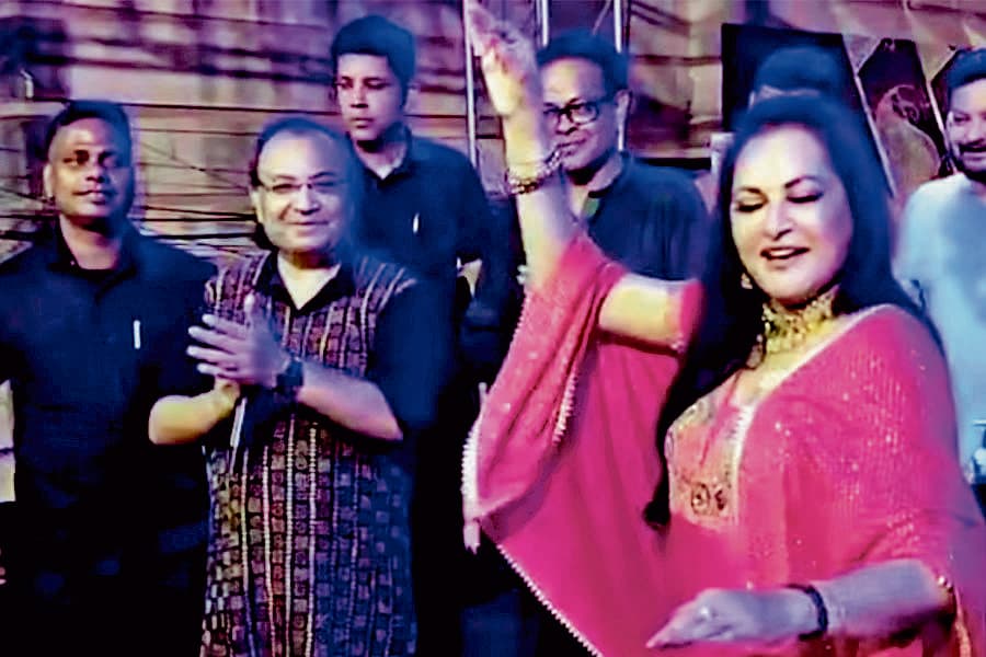 पूजा मंडप में अभिनेत्री जया प्रदा ने किया नृत्य