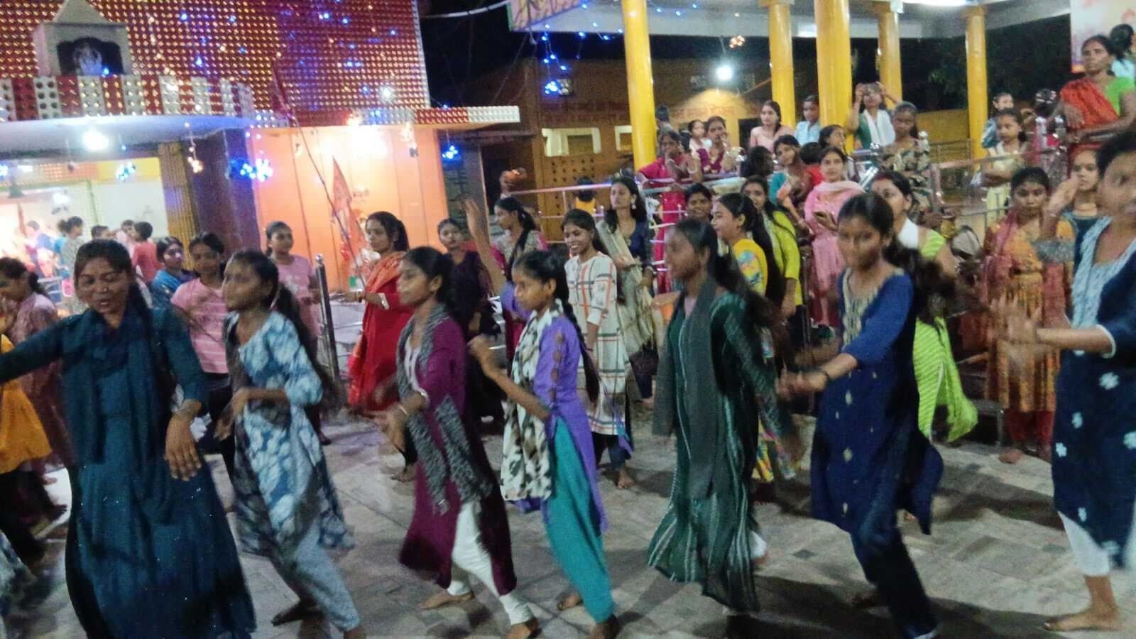 Dhanbad News: गायत्री शक्ति पीठ में गरबा-डांडिया