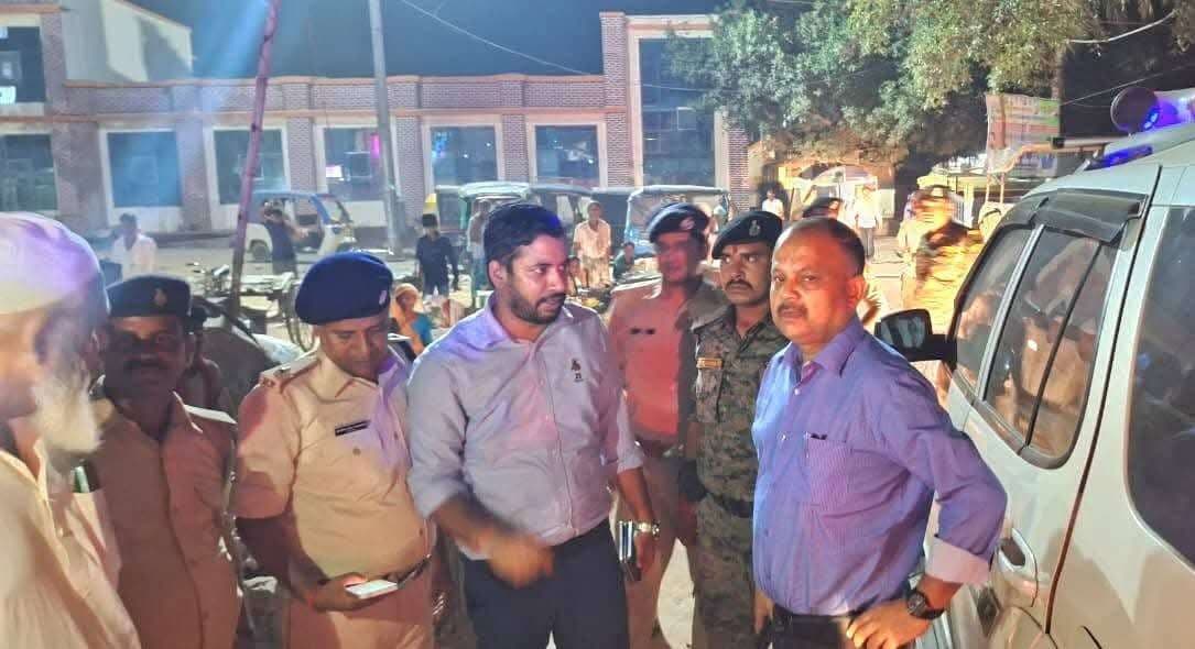 डीएम और एसपी ने किया विभिन्न पूजा पंडालों का निरीक्षण