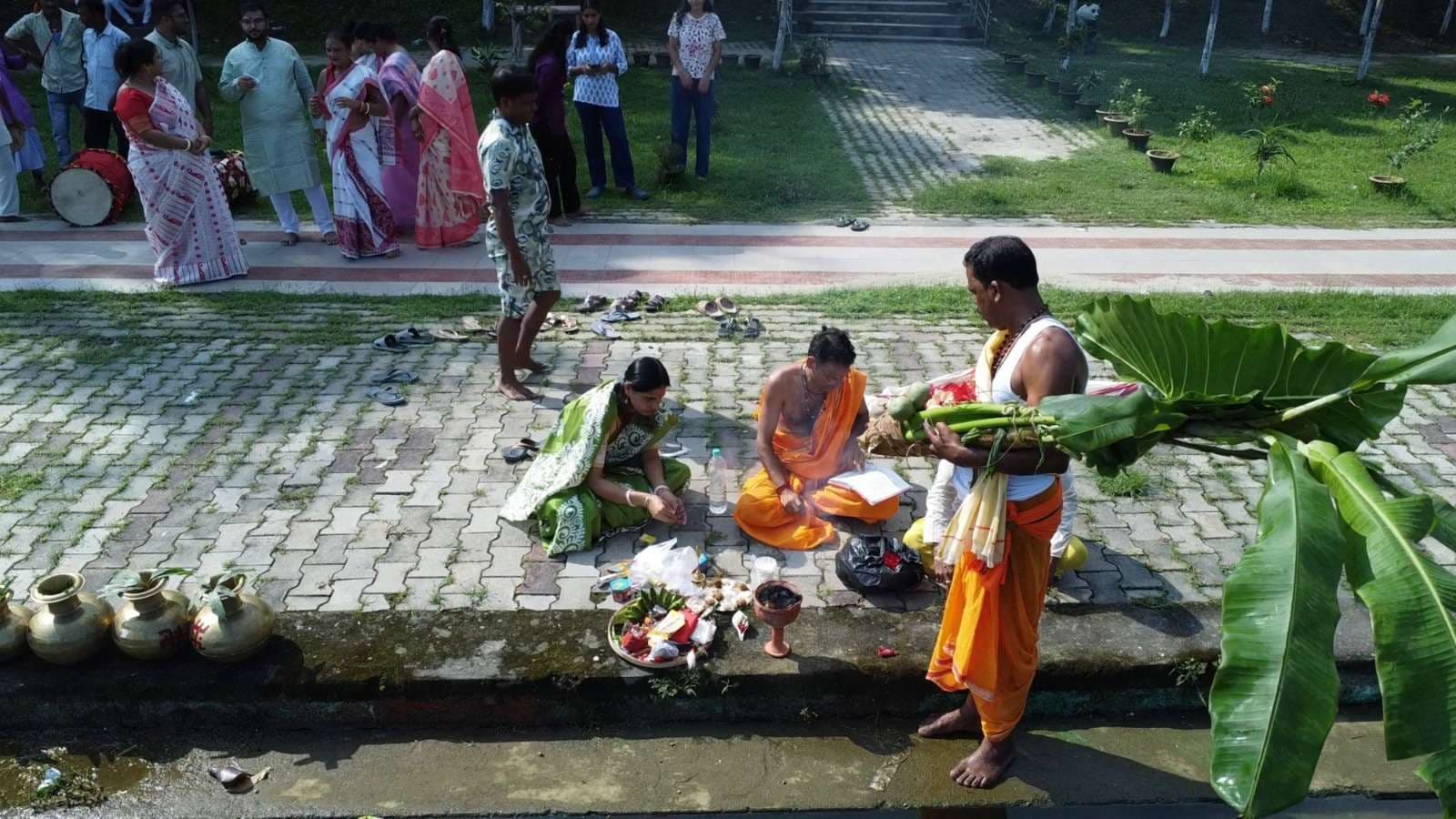 पूजा पंडालो में हुई नवपत्रिका अनुष्ठान, किया गया दुर्गा का आह्वान