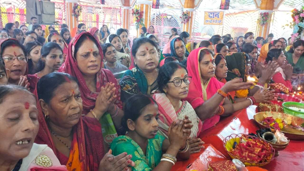 दुर्गापूजा: पट खुलते ही मां दुर्गा के दर्शन के लिए उमड़ी भीड़