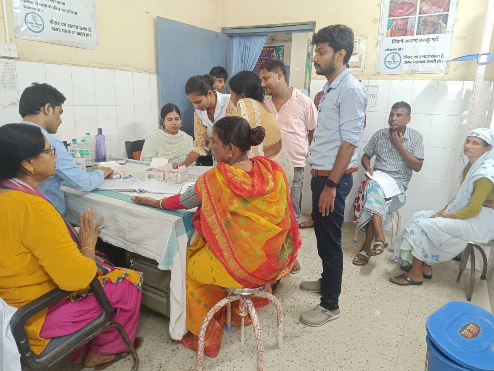 संकोच छोड़कर स्वास्थ्य जांच करा रही महिलाएं