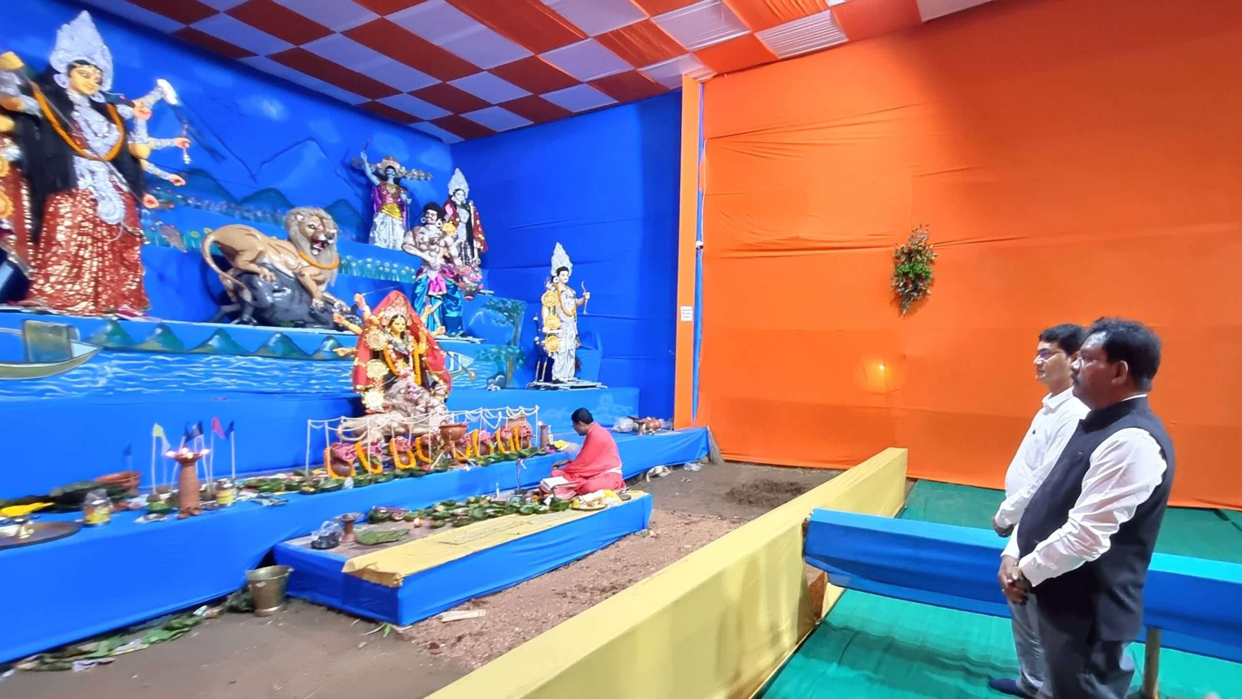 सुरक्षा व्यवस्था का जायजा लेने रहे एसडीएम