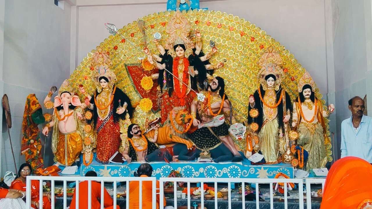 मंदिर का पट खुलते ही श्रद्धालुओं की उमड़ी भीड़