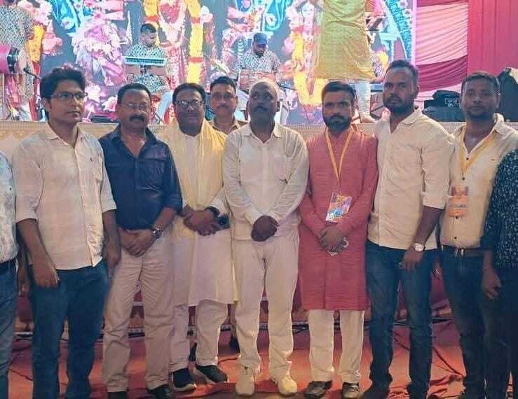 पूजा पंडालों व दुर्गा मंदिरों का कांग्रेस विधायक ने किया दौरा, समिति के पदाधिकारियों से की बातचीत