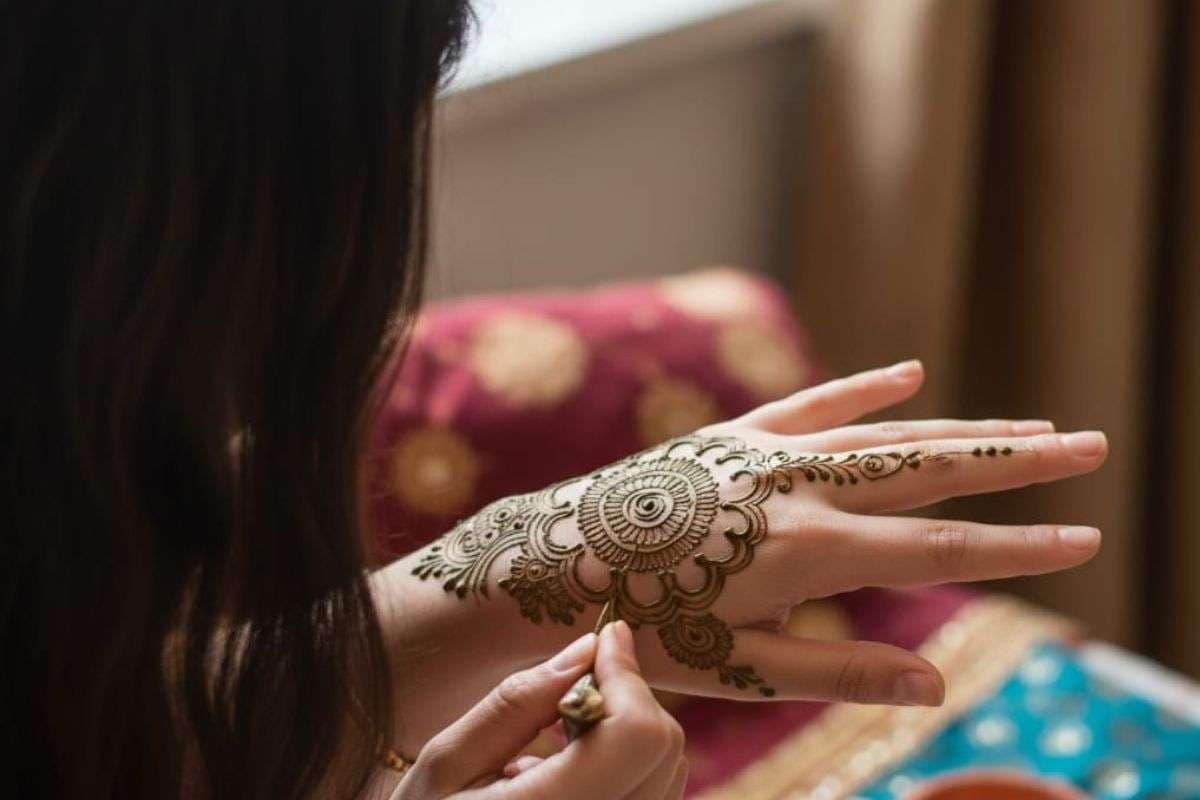 Chhath Puja 2025 Mehndi Design: छठ पूजा में मेहंदी लगाएं या नहीं, जानें क्या है परंपरा