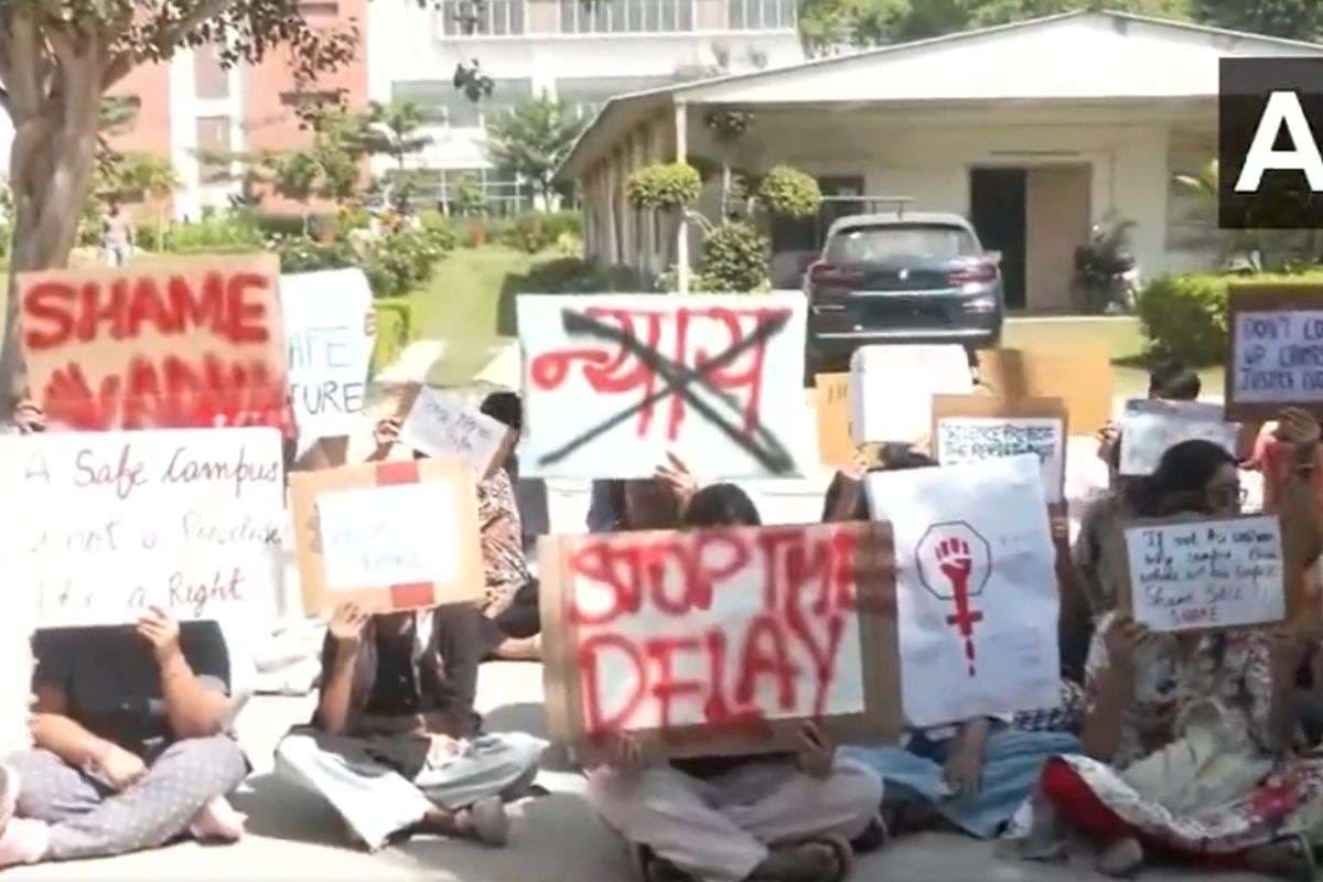 Delhi Molestation Case: यौन उत्पीड़न के खिलाफ छात्रों का जोरदार प्रदर्शन, बैनर लेकर दिया धरना, FIR दर्ज
