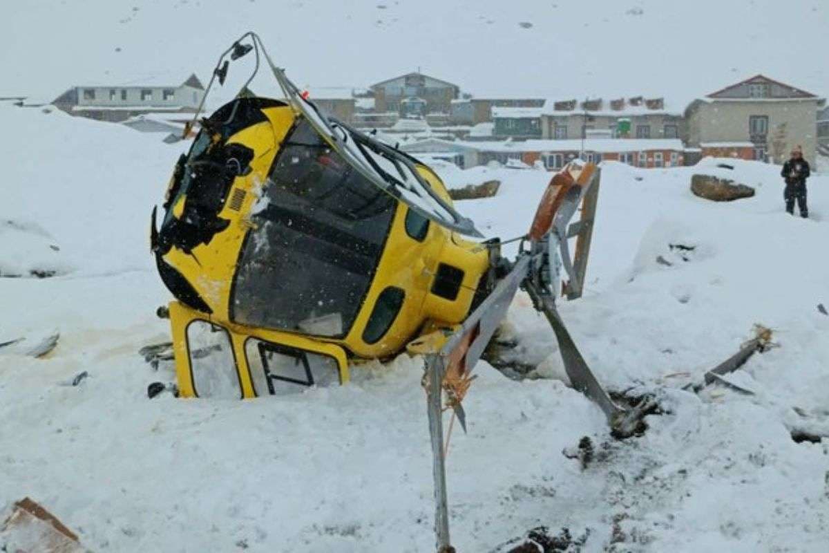 एवरेस्ट पर बड़ा हादसा! रेस्क्यू हेलिकॉप्टर धड़ाम, मौत को चकमा देकर पायलट बचा; देखें वीडियो