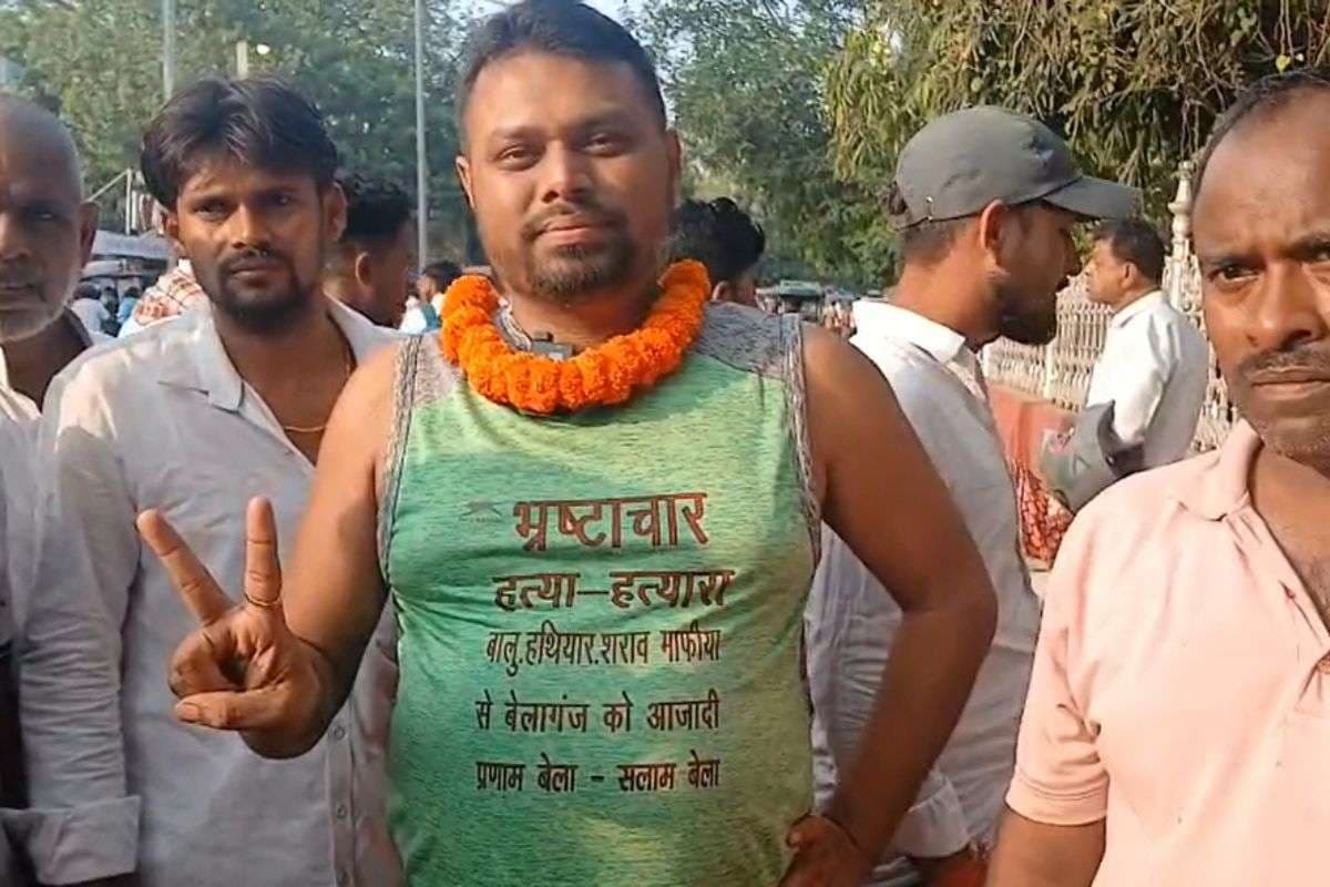 ये क्या! हाफ पैंट- गंजी पहनकर ही नॉमिनेशन करने पहुंच गया, जानिए कौन है यह शख्स