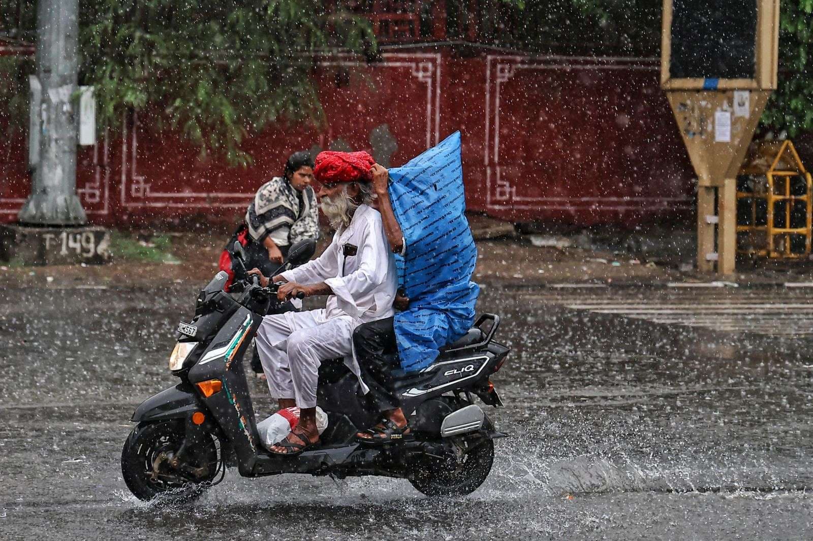 Heavy Rain Warning: 48 घंटे भारी से बहुत भारी बारिश की आशंका, गरज के साथ पड़ेंगे छींटे, आंधी-तूफान का अलर्ट