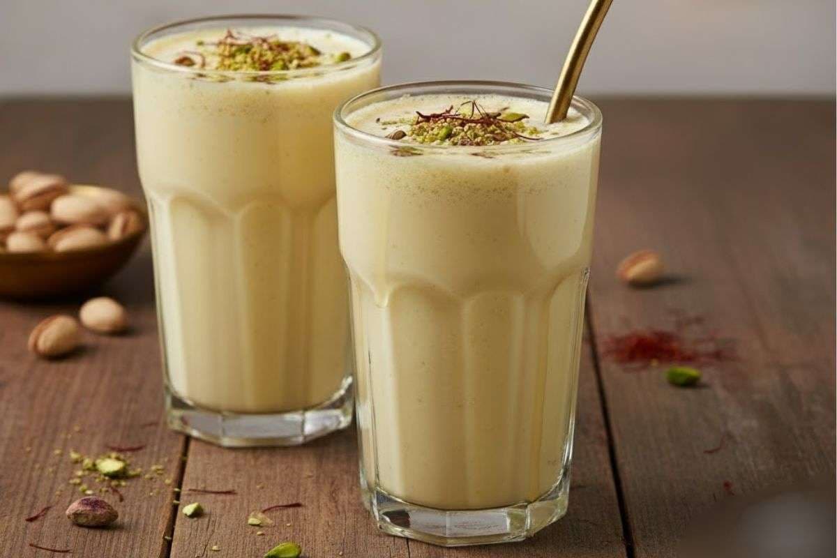 Kesar Pista Milkshake Recipe: मेहमान और बच्चे हो जाएंगे इंप्रेस, बना लें केसर पिस्ता से टेस्टी और ठंडी-ठंडी मिल्कशेक