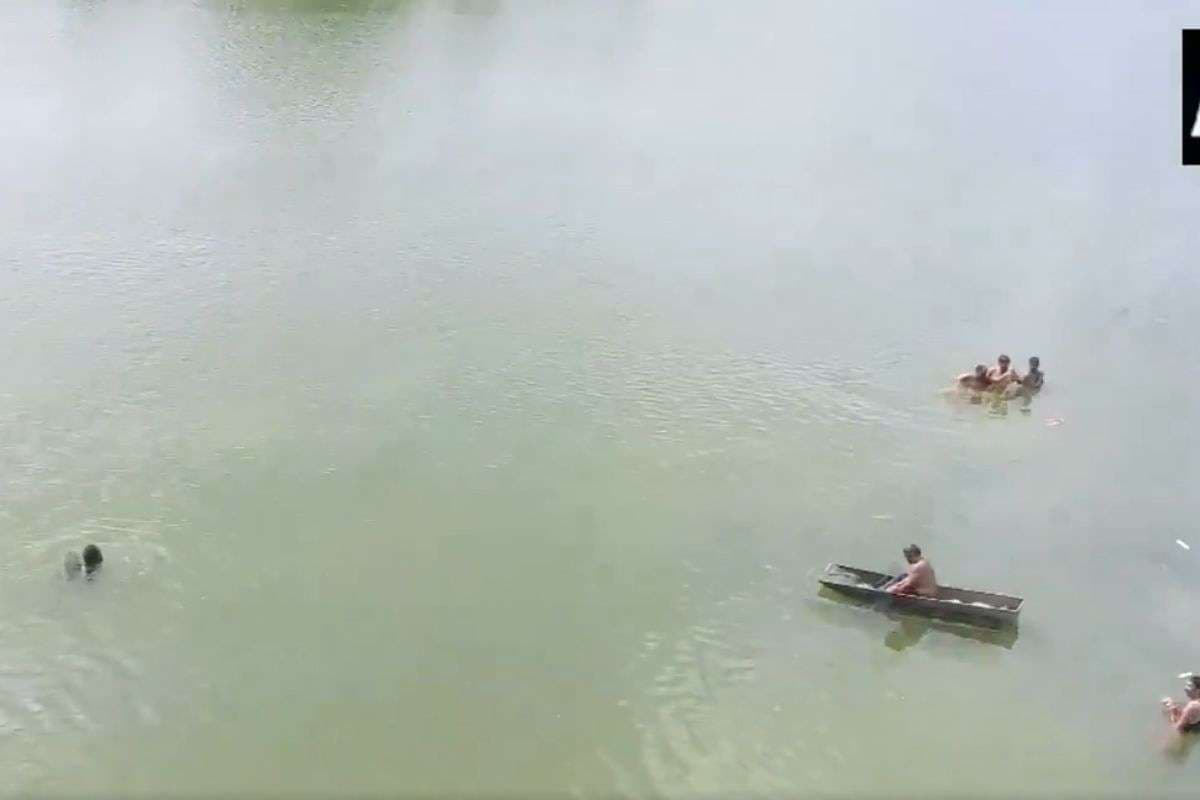 Madhya Pradesh Big Accident: एमपी के खंडवा में बड़ा हादसा, नदी में गिरी ट्रॉली, 9 लोगों की मौत