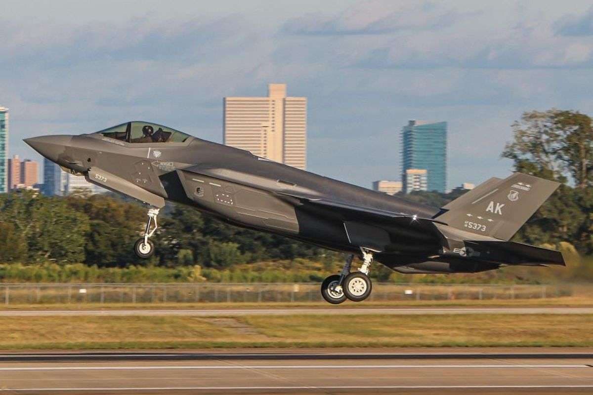 रूस के नजदीक ब्रिटेन-अमेरिका का ‘आसमानी गदर’, 12 घंटे तक गूंजते रहे फाइटर जेट, नाटो ने दिखाया पावर शो!