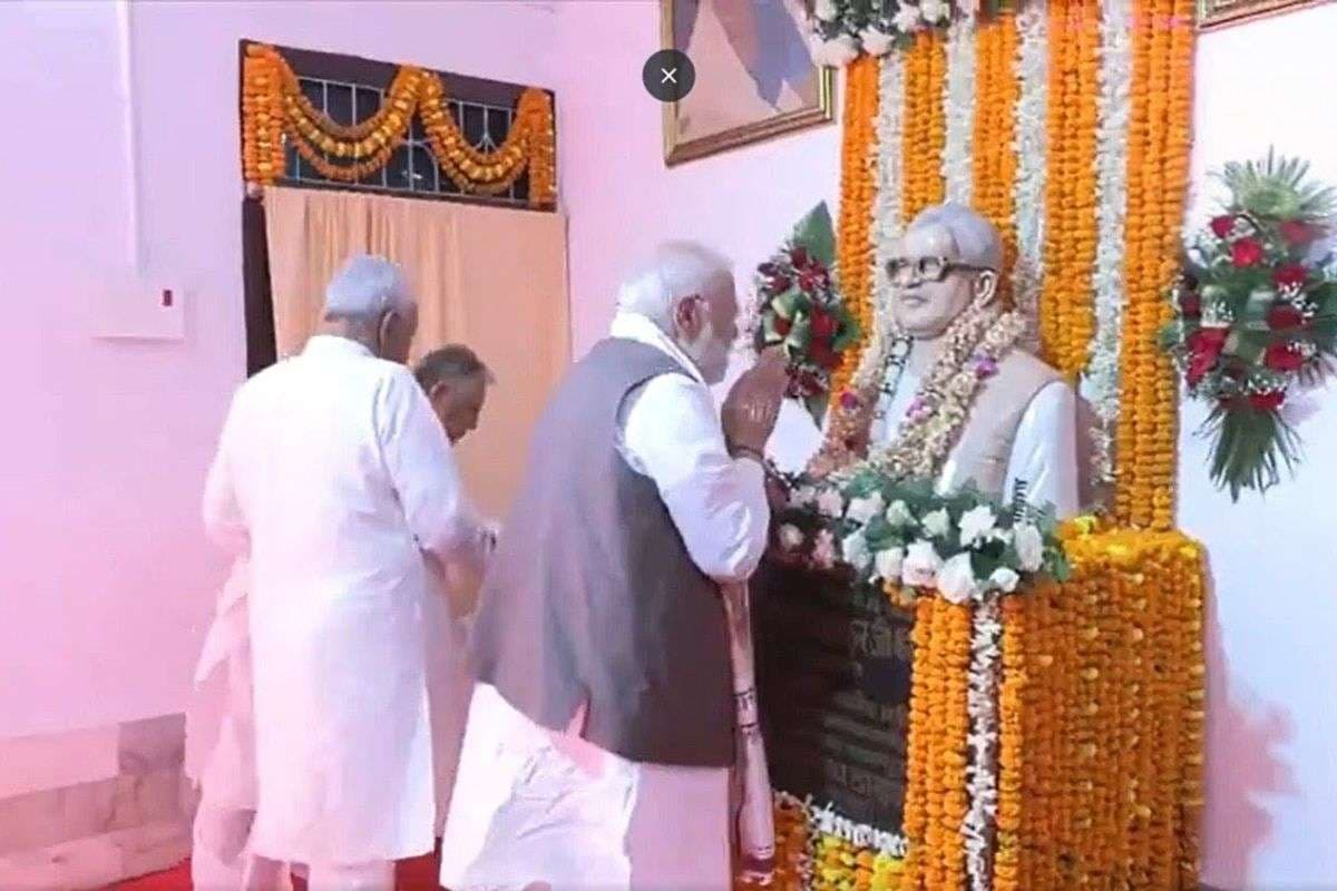 PM Modi Bihar Visit: कर्पूरी ग्राम में जननायक को पीएम मोदी ने दी श्रद्धांजलि, कर्पूरी ठाकुर के परिवारवालों से की मुलाकात